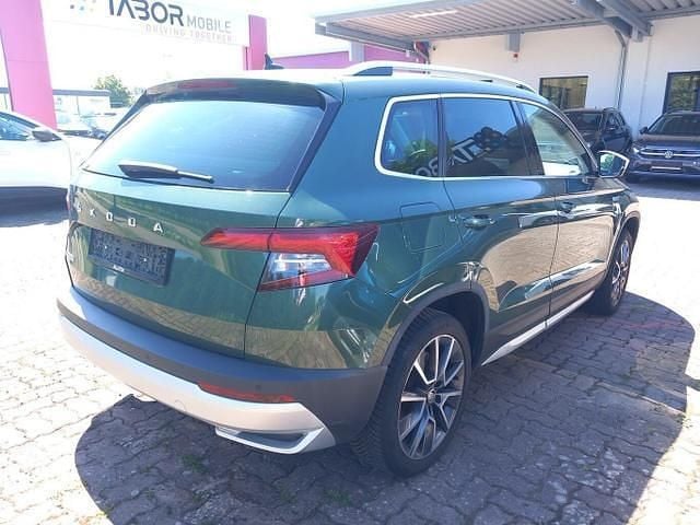 Emerald grün metallic emerald grün metallic Gebraucht 2021 Skoda Karoq SUV | 24.516 € (Guter Preis) - Bild 1/4