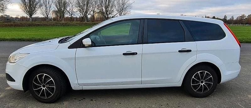 Weiß Gebraucht 2011 Ford Focus Kombi | 3.300 € - Bild 1/4