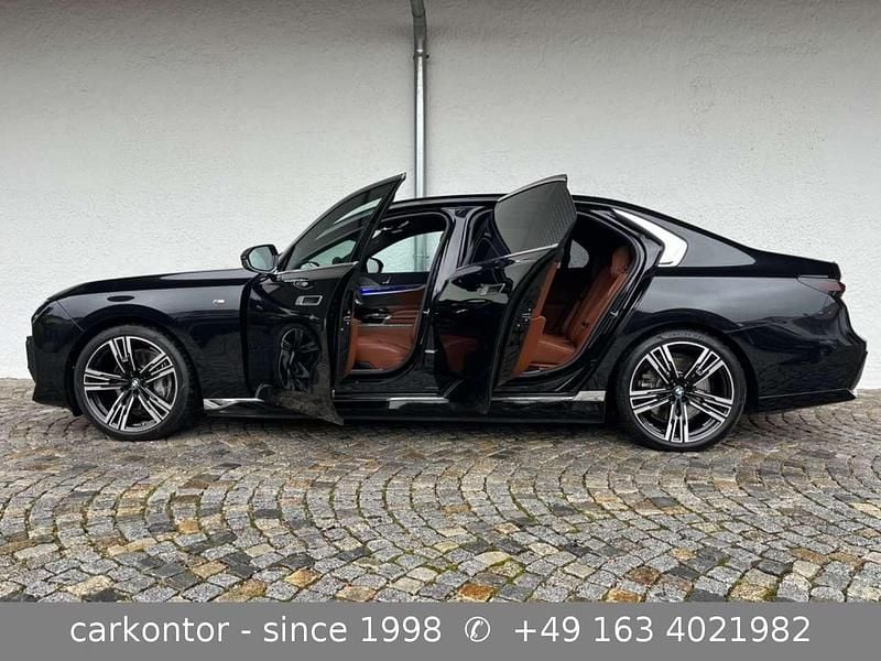Blacksapphire metallic Gebraucht 2024 BMW 760 Limousine | 119.850 € (Superpreis) - Bild 1/4