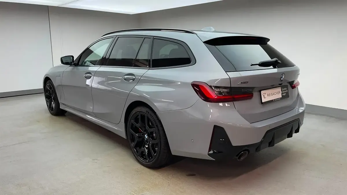 Gebraucht BMW 330e Efficient Dynamics 292 PS (214 kW) 2025 M brooklyn grau metallic Kombi