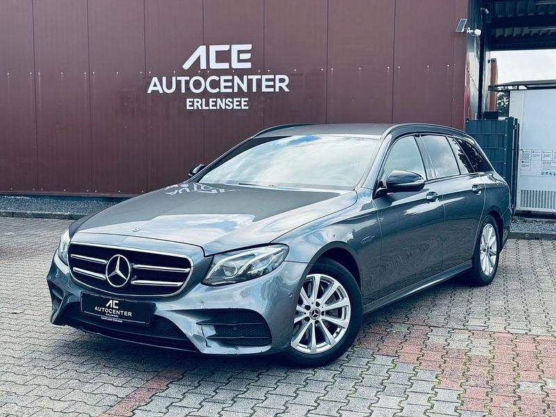 Grau Gebraucht 2019 Mercedes E220 AMG line Limousine | 25.880 € (Superpreis) - Bild 1/4