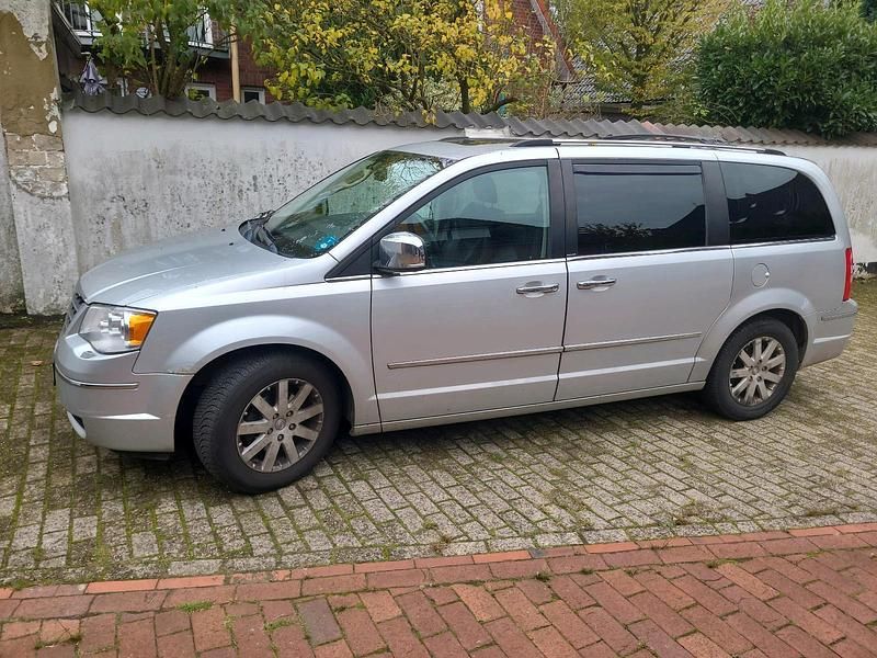 Silber Gebraucht 2009 Chrysler Voyager Van / Kleinbus | 8.000 € - Bild 1/4