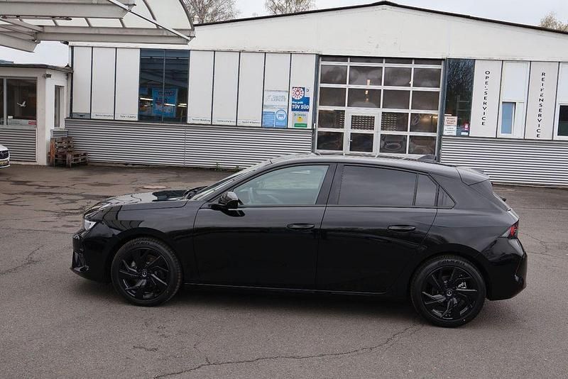 Gebraucht Opel Astra 131 PS (96 kW) 2024 Schwarz Limousine