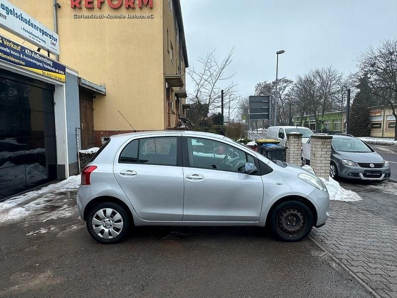 Gebraucht Toyota Yaris Sol 69 PS (50 kW) 2006 Silber Limousine