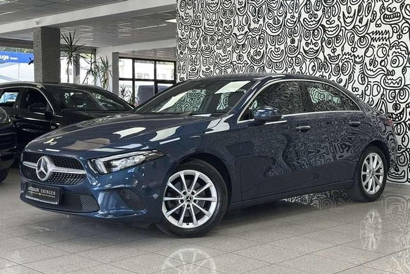 Denimblau metallic Gebraucht 2022 Mercedes A200 Limousine | 31.490 € (Teuer) - Bild 1/3