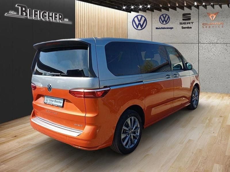Gebraucht VW Multivan Energetic 150 PS (110 kW) 2023 Monosilber / energetic orange Van