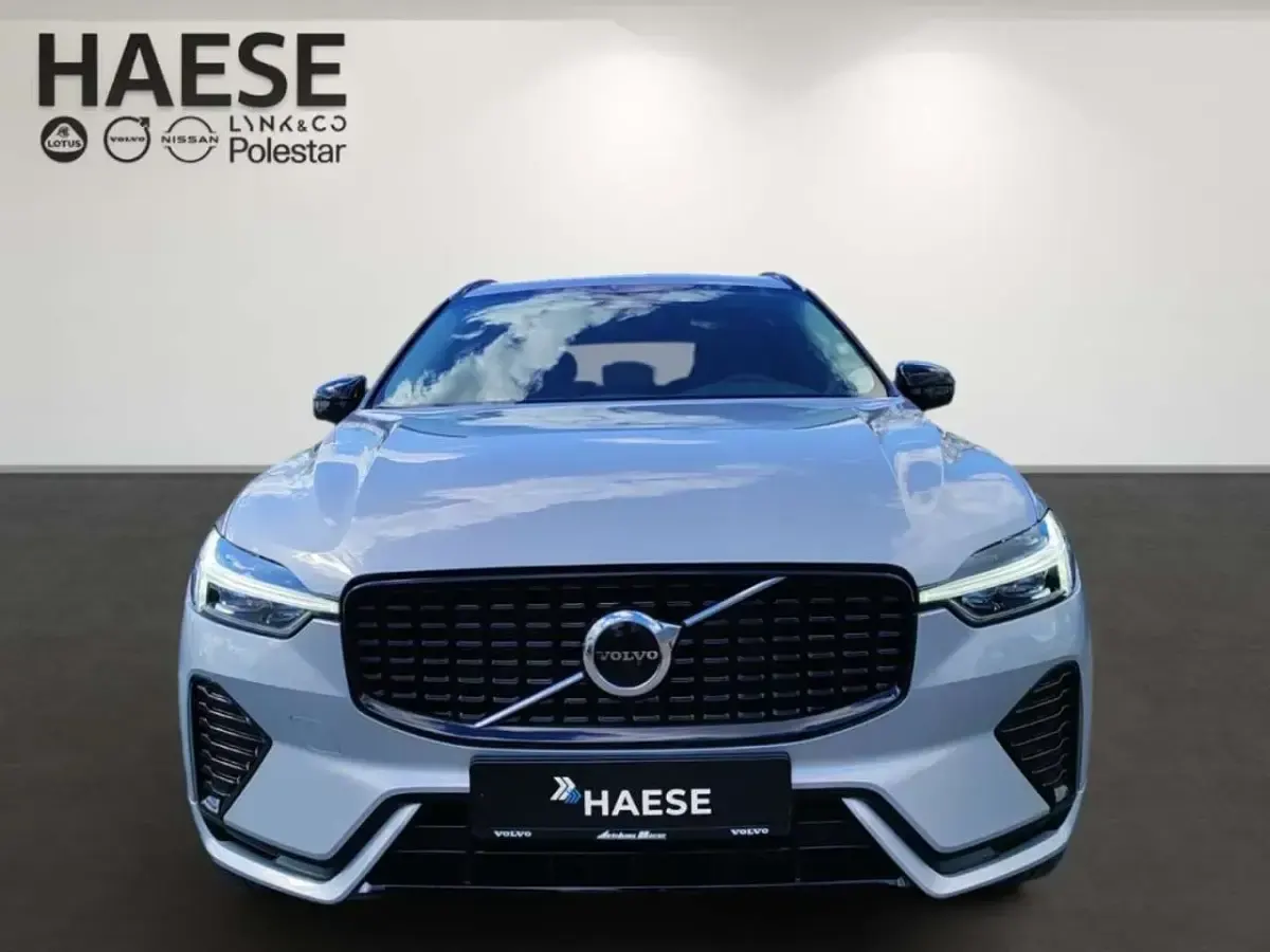 Gebraucht Volvo XC60 Plus 197 PS (144 kW) 2023 Silver dawn metallic / metalli SUV