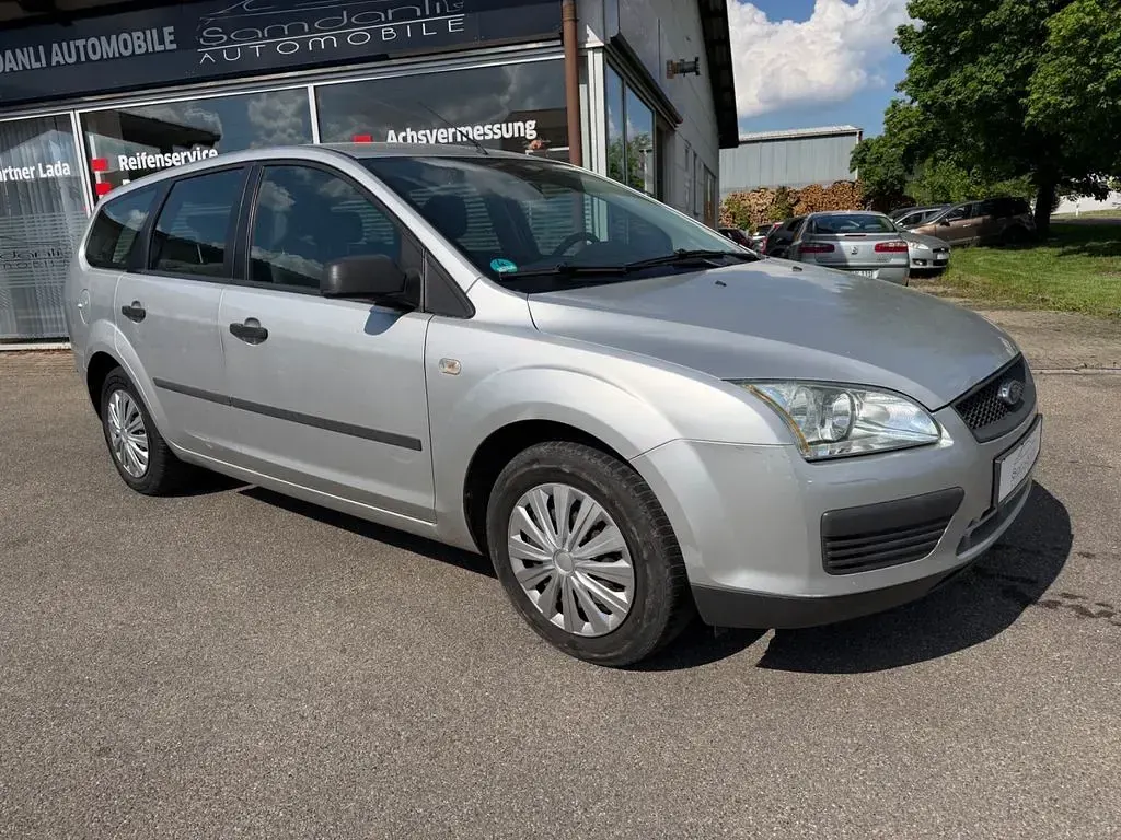 Gebraucht Ford Focus Trend 101 PS (74 kW) 2005 Silber Limousine