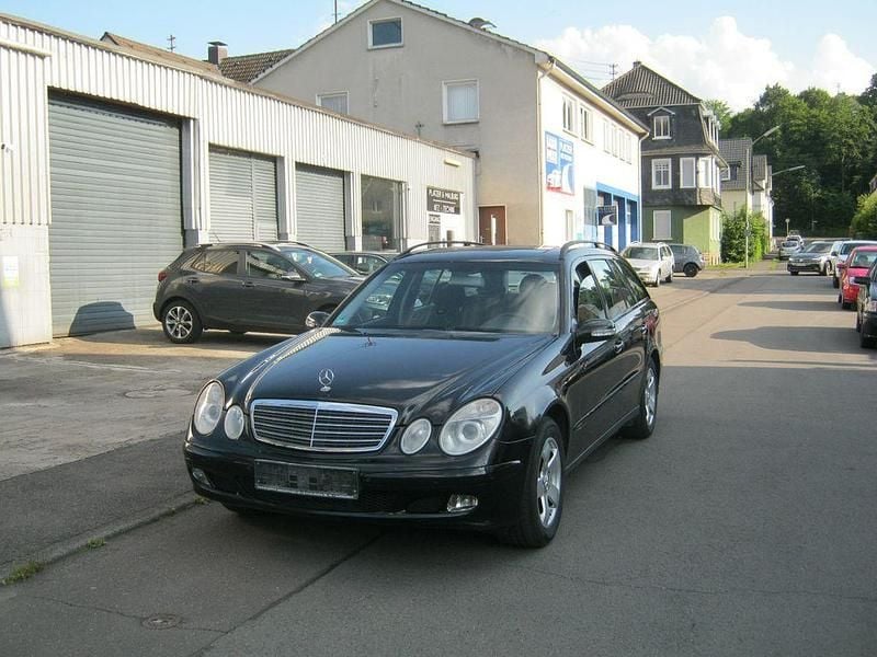 Gebraucht Mercedes E220 Classic 150 PS (110 kW) 2004 Schwarz Limousine