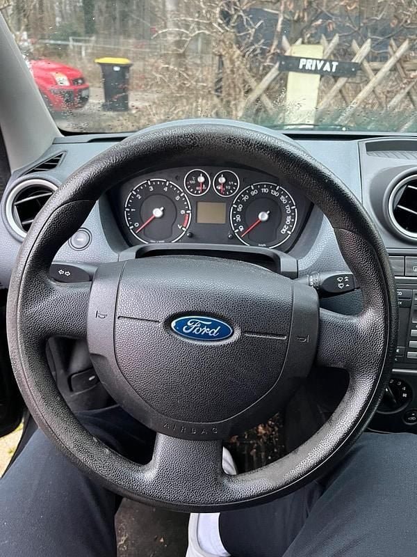 Blau Gebraucht 2006 Ford Fiesta Kleinwagen | 500 € (Superpreis) - Bild 1/4