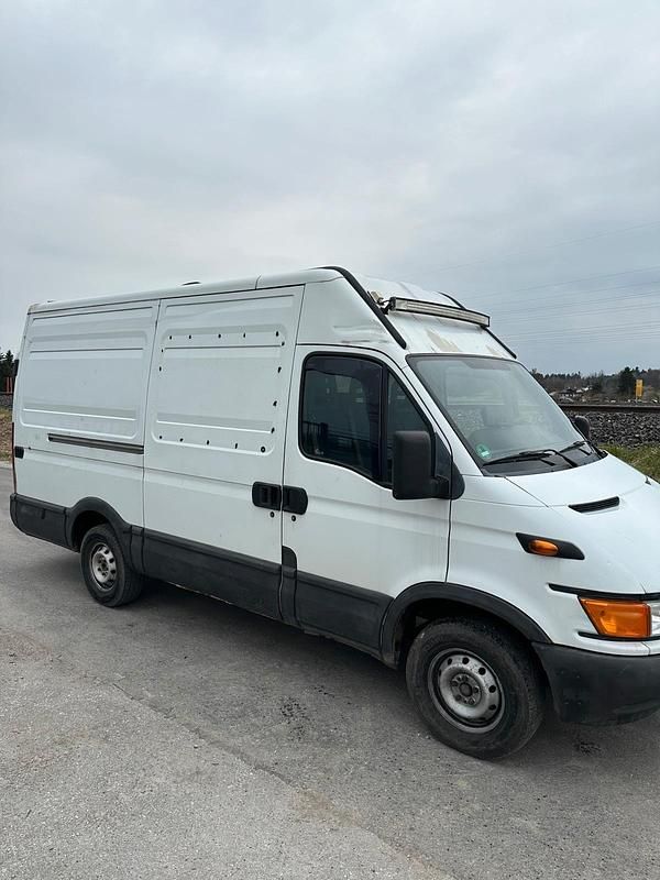 Second-hand Iveco Daily 116 CP (85 kW) 2003 Alb Monovolum