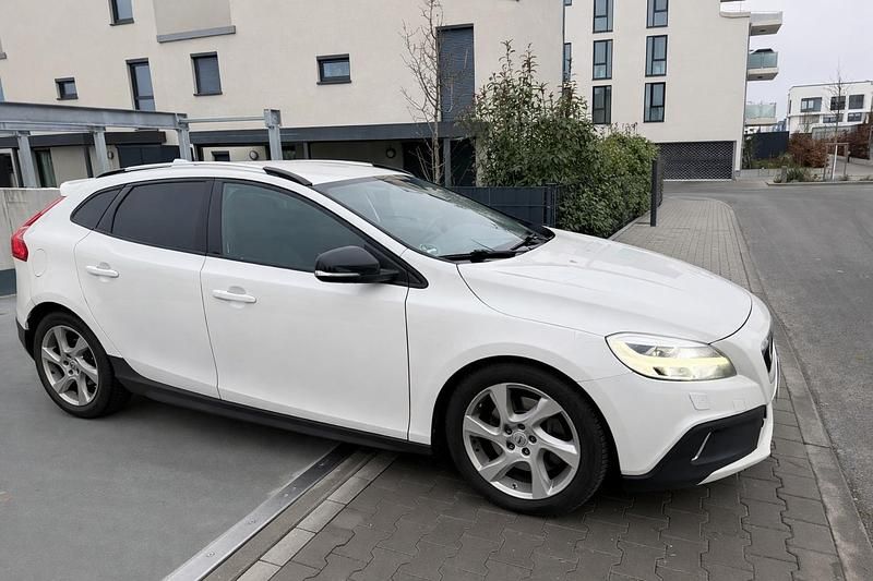 Gebraucht Volvo V40 152 PS (111 kW) 2016 Weiß SUV