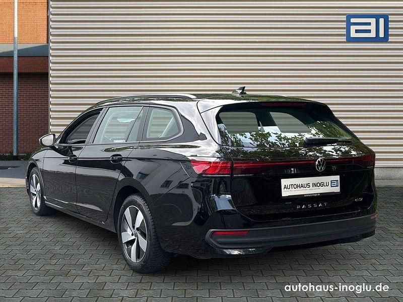 Gebraucht VW Passat R 150 PS (110 kW) 2024 Schwarz grenadillschwarz metallic (metallic) Kombi
