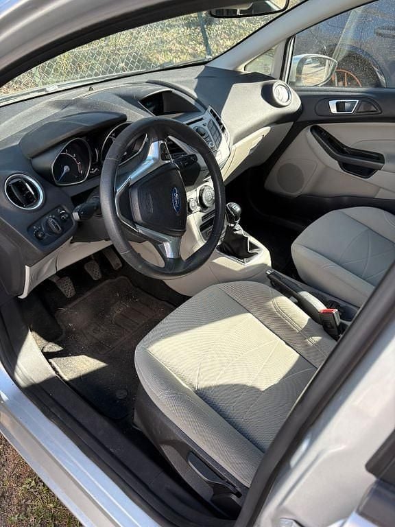 Gebraucht Ford Fiesta Trend 60 PS (44 kW) 2013 Silber Kleinwagen