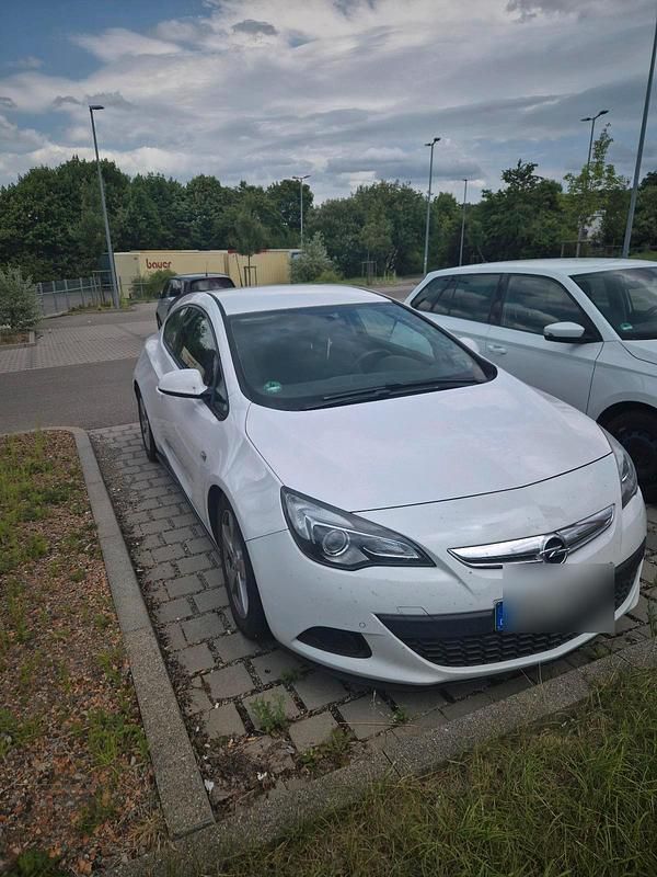 Weiß Gebraucht 2013 Opel Astra GTC Coupé | 6.890 € - Bild 1/4