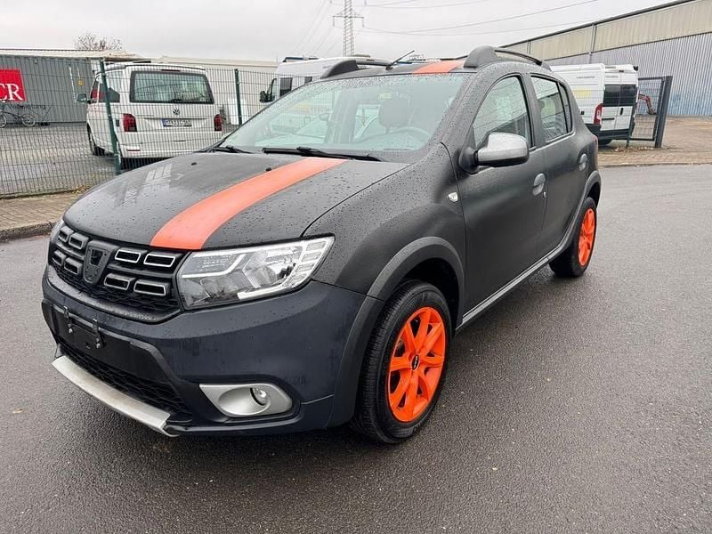 Schwarz Gebraucht 2017 Dacia Sandero Celebration SUV | 6.950 € (Guter Preis) - Bild 1/4
