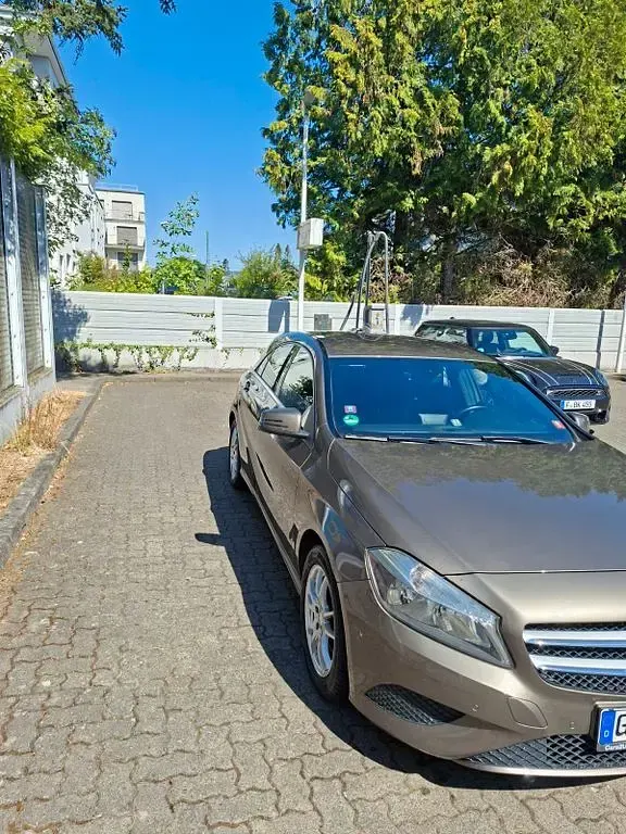 Gebraucht Mercedes A180 Urban 122 PS (89 kW) 2013 Braun Kleinwagen