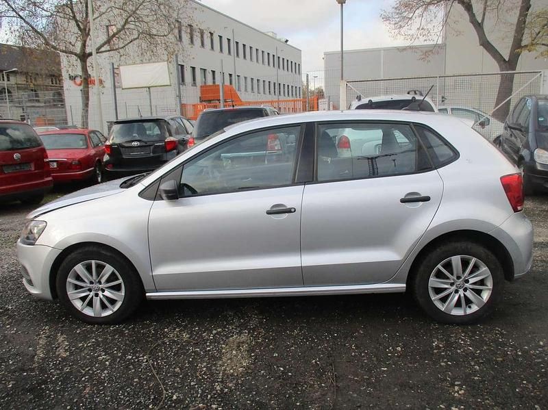 Reflexsilber metallic Gebraucht 2012 VW Polo Trendline Kleinwagen | 3.950 € (Teuer) - Bild 1/4