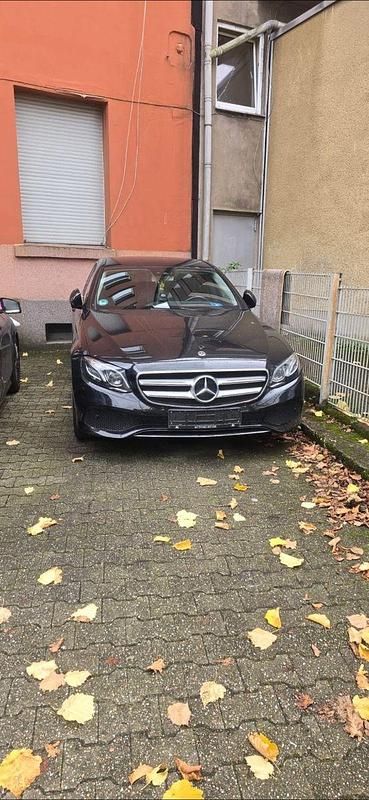 Schwarz Gebraucht 2017 Mercedes E200 Limousine | 20.500 € (Fairer Preis) - Bild 1/4