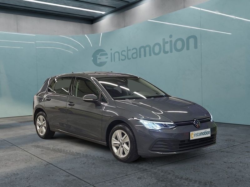 Grau Gebraucht 2024 VW Golf VIII Life Limousine | 23.399 € (Fairer Preis) - Bild 1/4