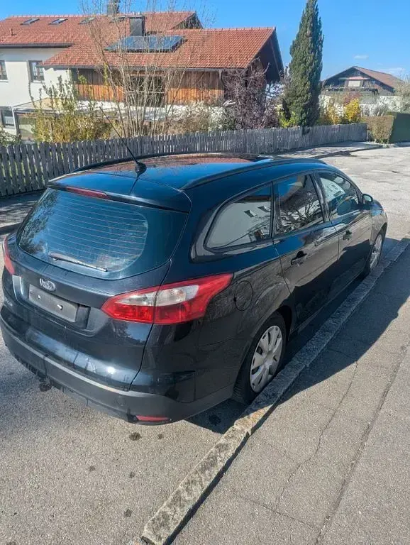Usado Ford Focus Trend 116 CV (85 kW) 2013 Negro Berlina