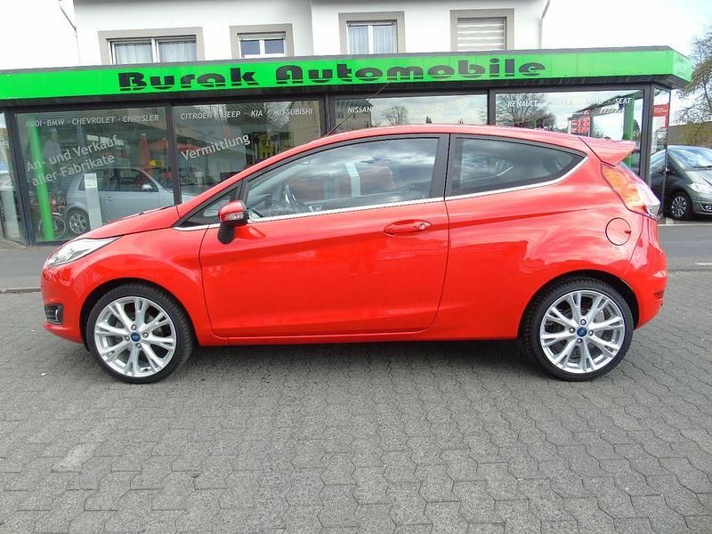 Gebraucht Ford Fiesta Titanium 101 PS (74 kW) 2013 Rot Kleinwagen