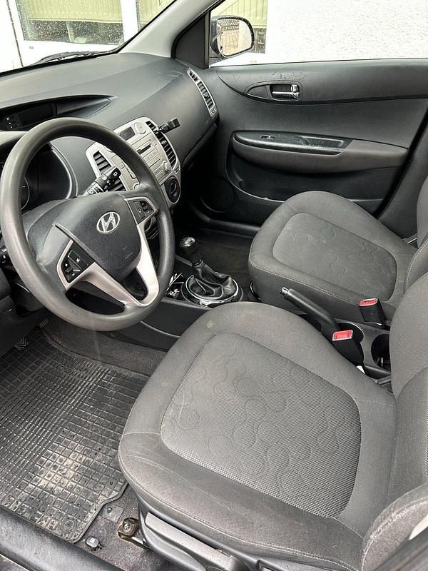 Gebraucht Hyundai i20 77 PS (56 kW) 2012 Schwarz Kleinwagen