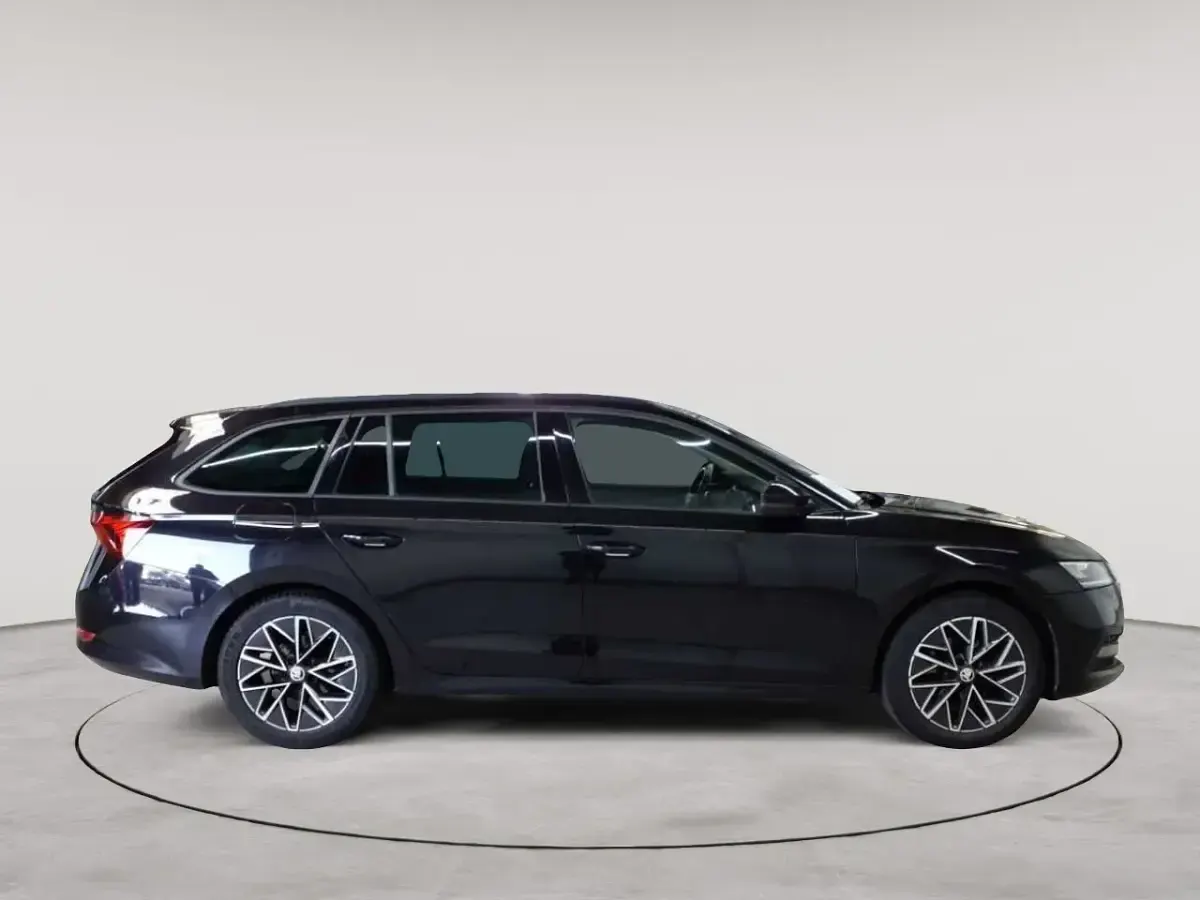 Gebraucht Skoda Octavia Clever 150 PS (110 kW) 2023 Blackmagic perleffekt Kombi