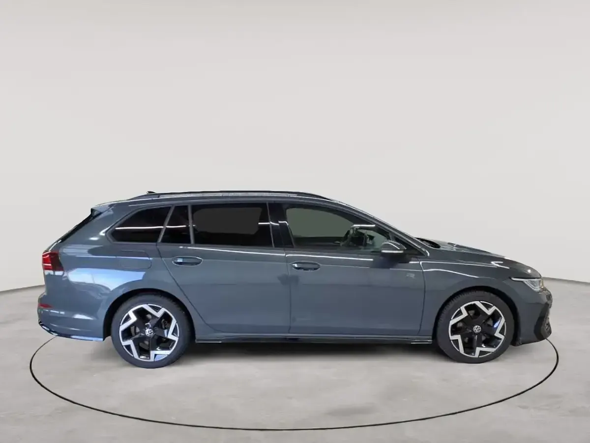 Gebraucht VW Golf VIII R-line 150 PS (110 kW) 2025 Delfingrau metallic Kombi