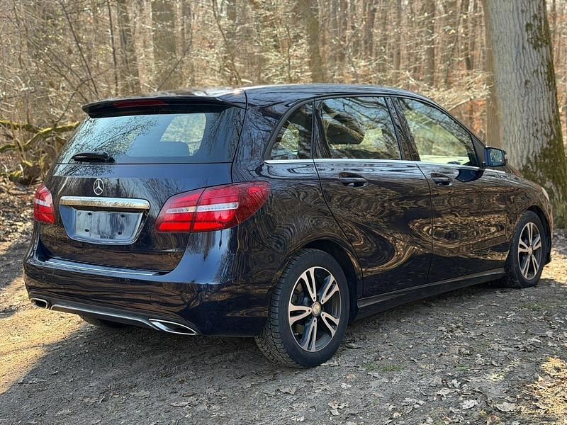 Gebraucht Mercedes B200 136 PS (100 kW) 2017 Blau Van / Kleinbus