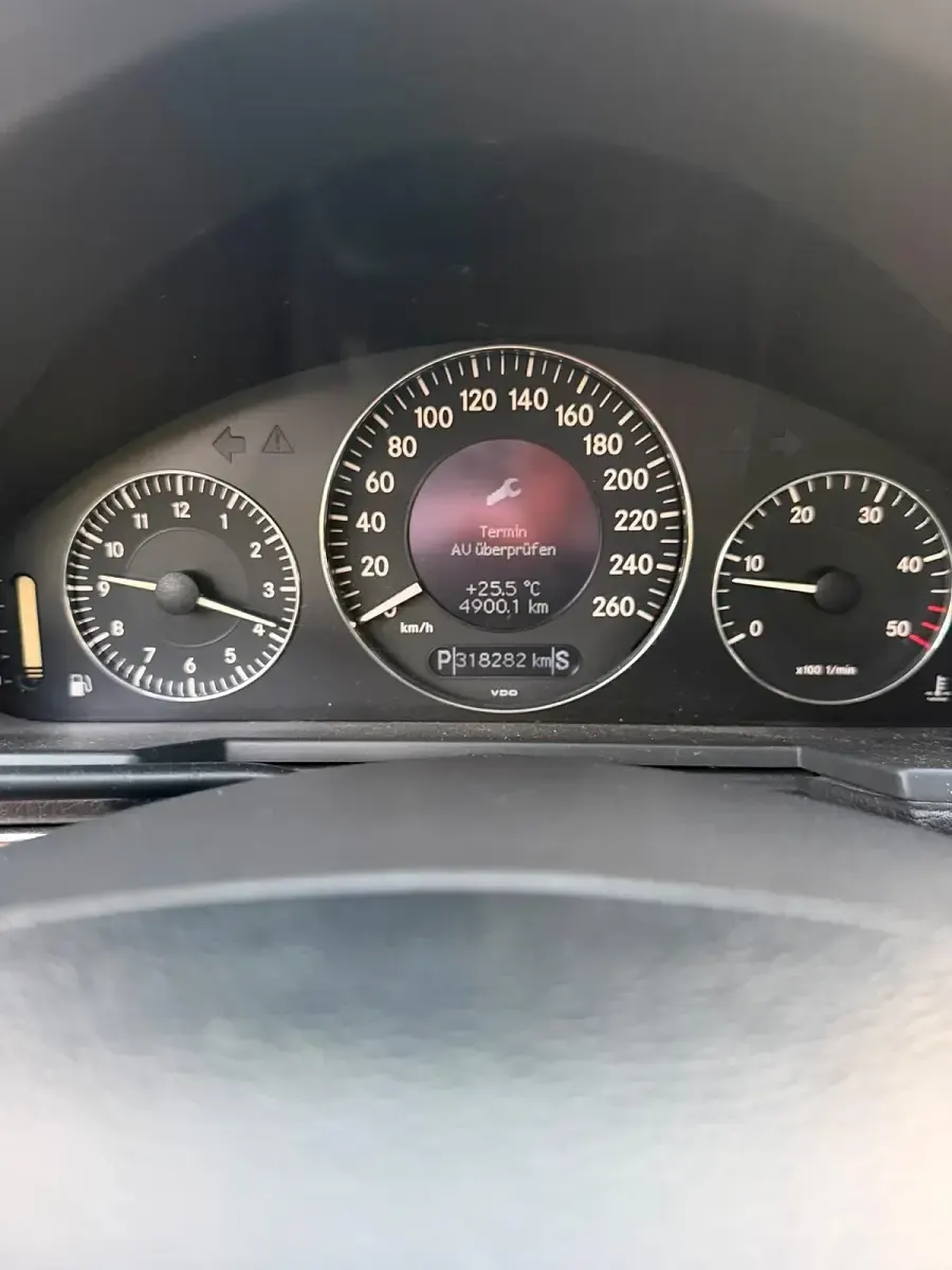 Gebraucht Mercedes E220 150 PS (110 kW) 2002 Silber Limousine