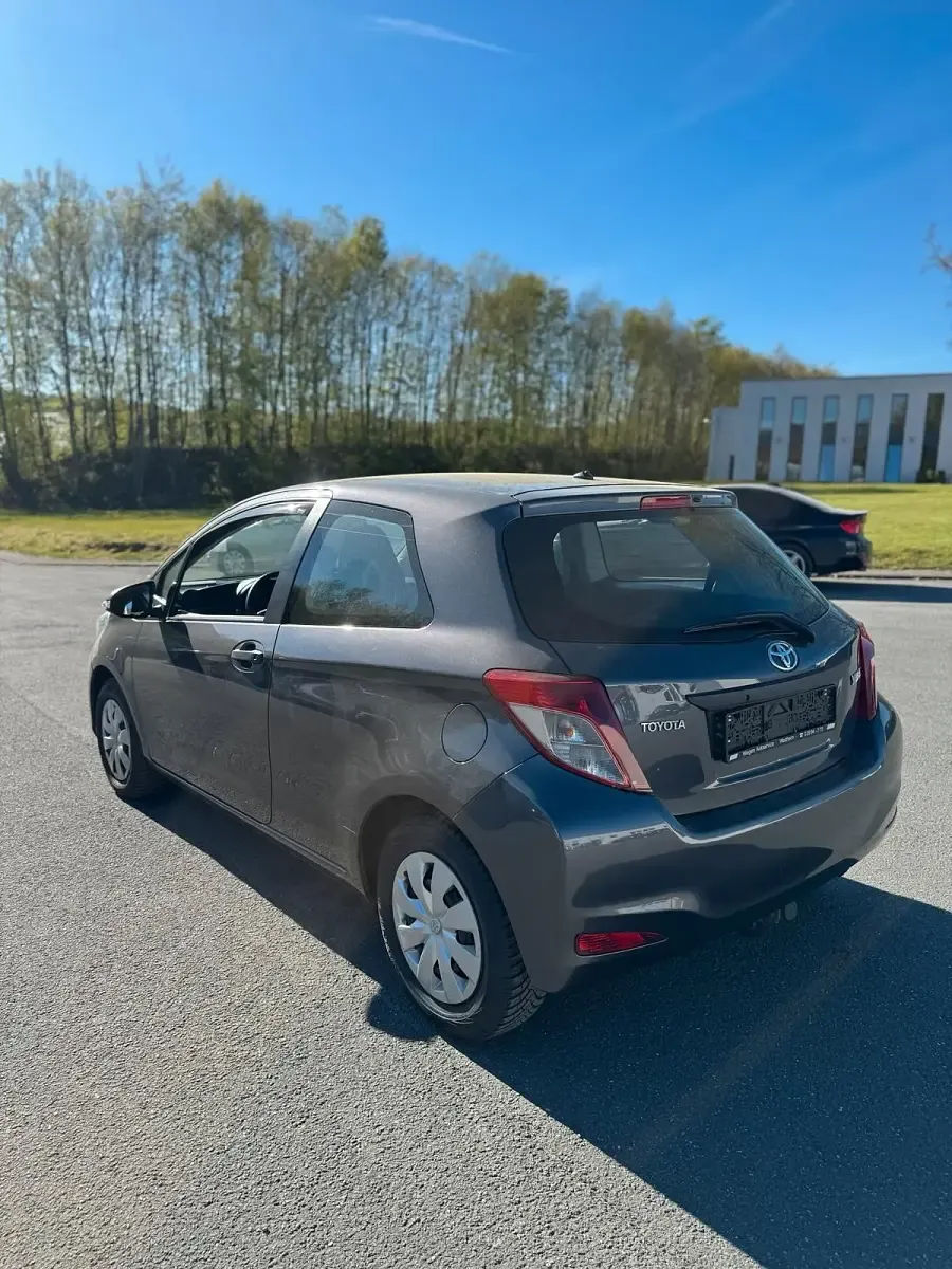 Gebraucht Toyota Yaris 69 PS (50 kW) 2014 Grau Kleinwagen