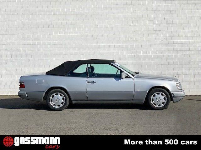 Gebraucht Mercedes E200 136 PS (100 kW) 1995 Silber metallic Cabrio