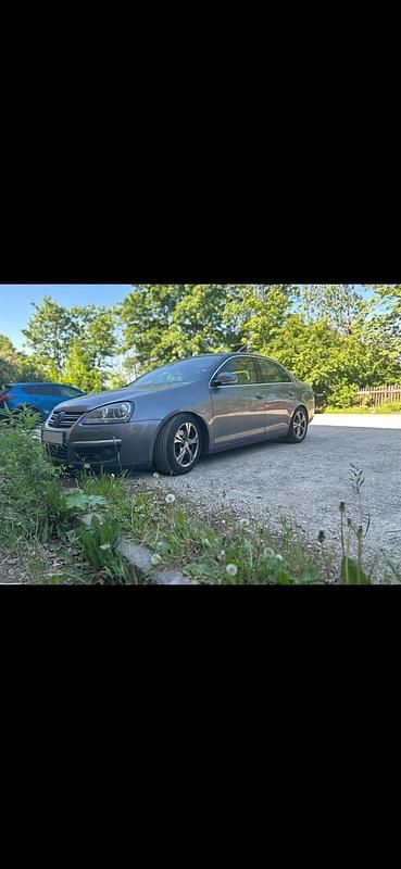 Grau Gebraucht 2005 VW Jetta Limousine | 2.500 € (Etwas zu teuer) - Bild 1/1
