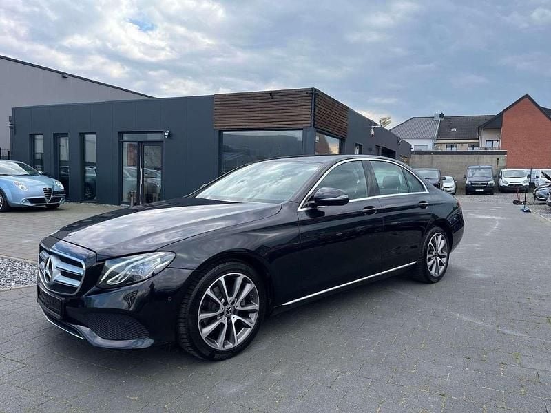Obsidianschwarz metalliclack Gebraucht 2018 Mercedes E220 Avantgarde Limousine | 18.900 € (Superpreis) - Bild 1/4