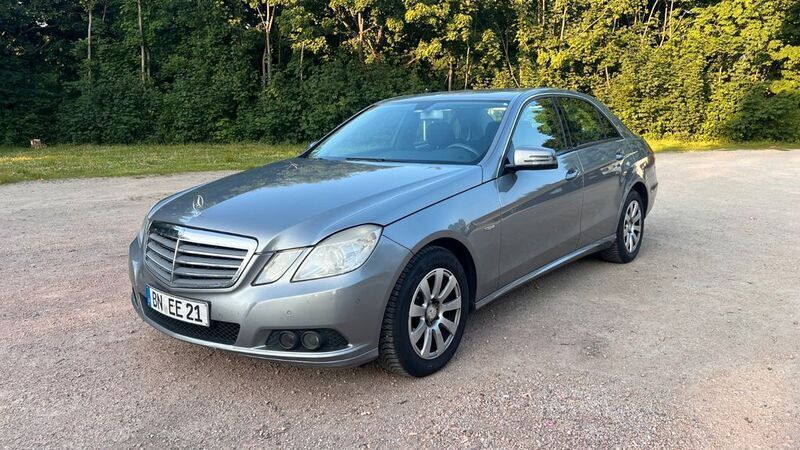 Grau Gebraucht 2009 Mercedes E220 Limousine | 6.200 € (Guter Preis) - Bild 1/4
