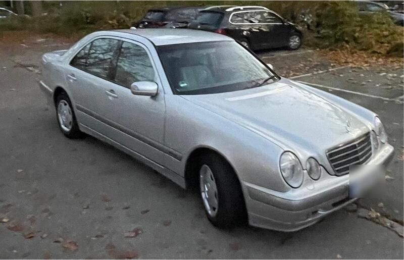 Silber Gebraucht 1999 Mercedes E240 Classic Limousine | 4.500 € (Fairer Preis) - Bild 1/4
