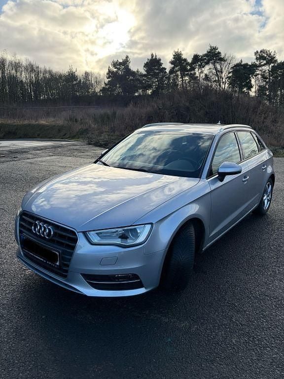 Silber Gebraucht 2015 Audi A3 Attraction Limousine | 9.950 € (Guter Preis) - Bild 1/4