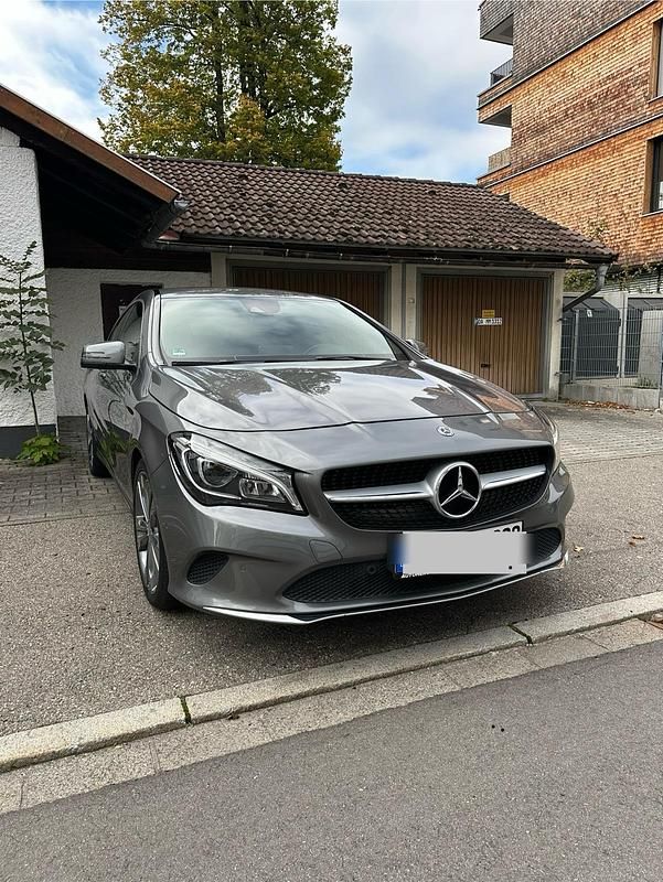 Grau Gebraucht 2018 Mercedes CLA180 Urban Limousine | 19.999 € (Fairer Preis) - Bild 1/4