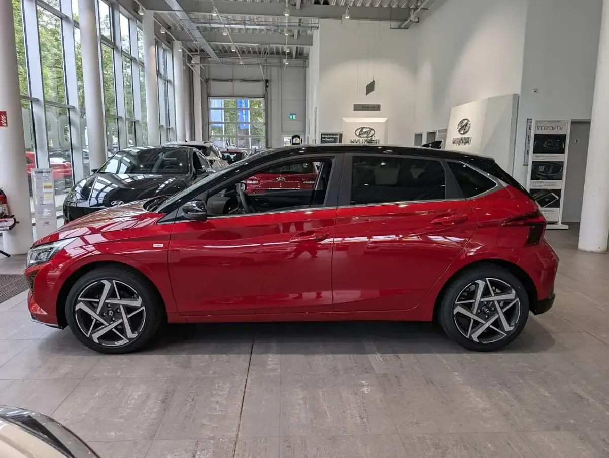 Gebraucht Hyundai i20 Prime 120 PS (88 kW) 2024 Dragon red/ phantom black / mi Limousine