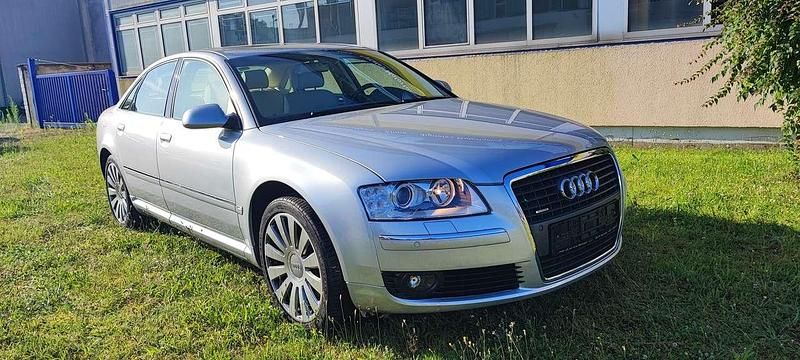 Lichtsilber metallic Gebraucht 2005 Audi A8 Limousine | 26.500 € - Bild 1/4