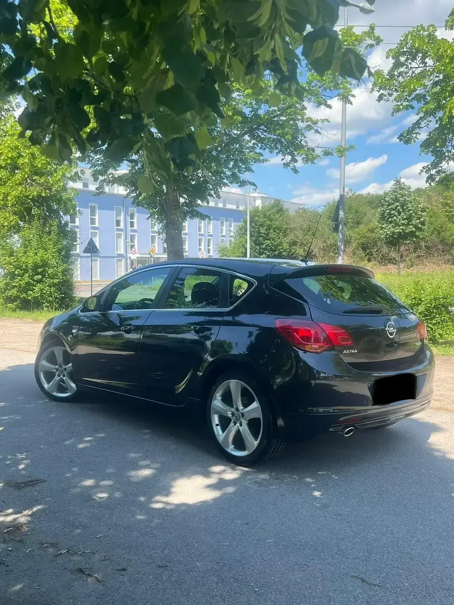 Gebraucht Opel Astra Edition 140 PS (102 kW) 2013 Schwarz Kleinwagen