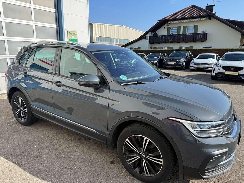 Gebraucht VW Tiguan Active 150 PS (110 kW) 2022 Delfingrau metallic SUV