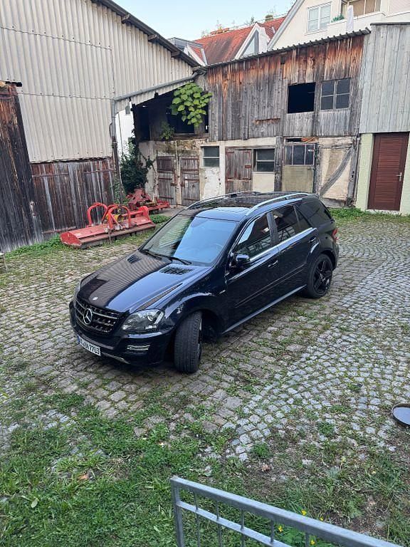 Schwarz Gebraucht 2011 Mercedes ML350 Edition SUV | 12.000 € (Superpreis) - Bild 1/4
