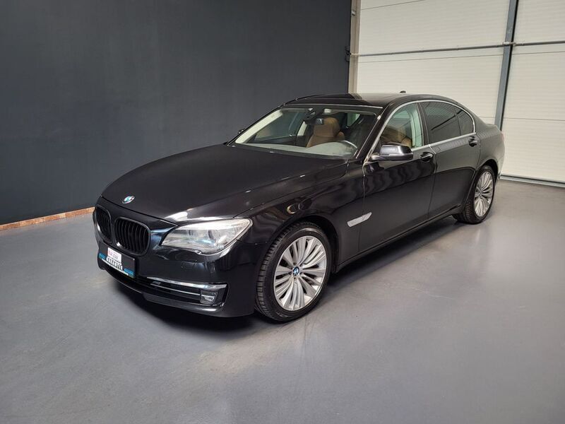 Black sapphire metallic Gebraucht 2014 BMW 730 Limousine | 18.950 € (Fairer Preis) - Bild 1/4