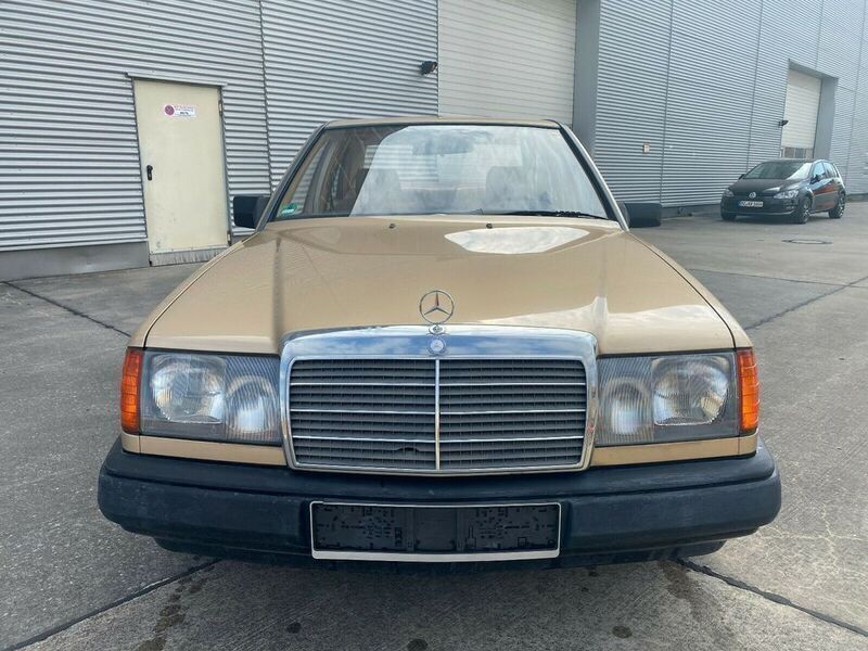 Gebraucht Mercedes E230 132 PS (97 kW) 1988 Gold metallic Limousine