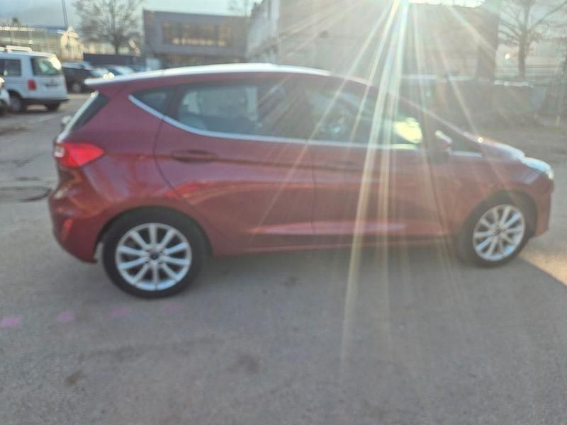 Gebraucht Ford Fiesta Titanium 101 PS (74 kW) 2018 Rot Limousine