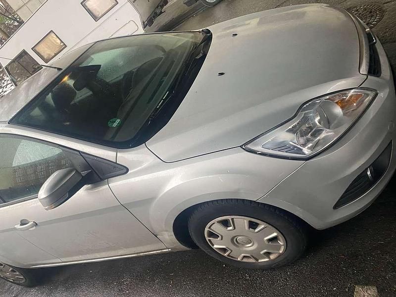 Gebraucht Ford Focus Style 101 PS (74 kW) 2009 Silber Limousine