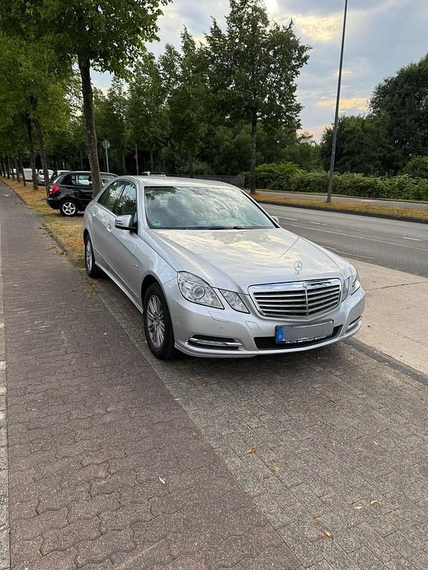 Silber Gebraucht 2010 Mercedes E250 Elegance Limousine | 10.000 € (Superpreis) - Bild 1/4