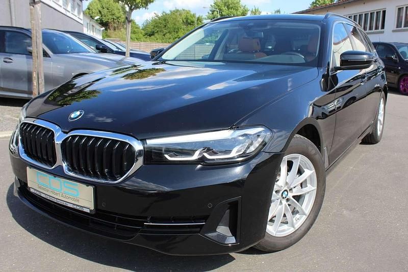 Schwarz Gebraucht 2023 BMW 520 Performance Kombi | 35.480 € (Superpreis) - Bild 1/4